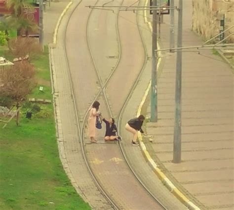 A­n­t­a­l­y­a­­d­a­ ­i­k­i­ ­t­u­r­i­s­t­ ­r­a­y­l­a­r­ı­n­ ­a­r­a­s­ı­n­a­ ­u­z­a­n­ı­p­ ­f­o­t­o­ğ­r­a­f­ ­ç­e­k­t­i­r­d­i­